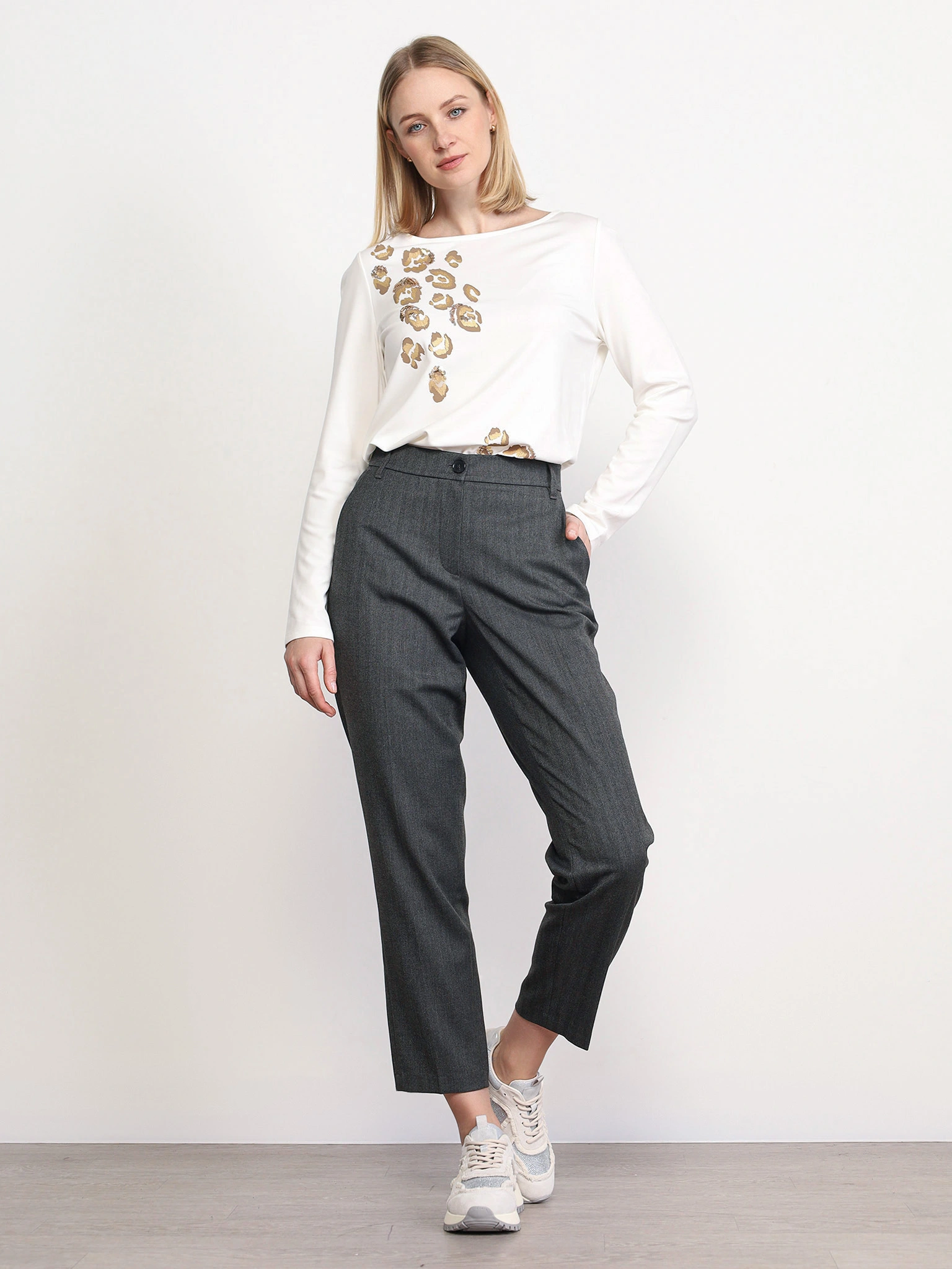 Футболка молочного цвета с фольгированным принтом и пайетками